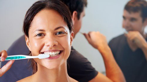 Se brosser les dents avec un dentifrice naturel